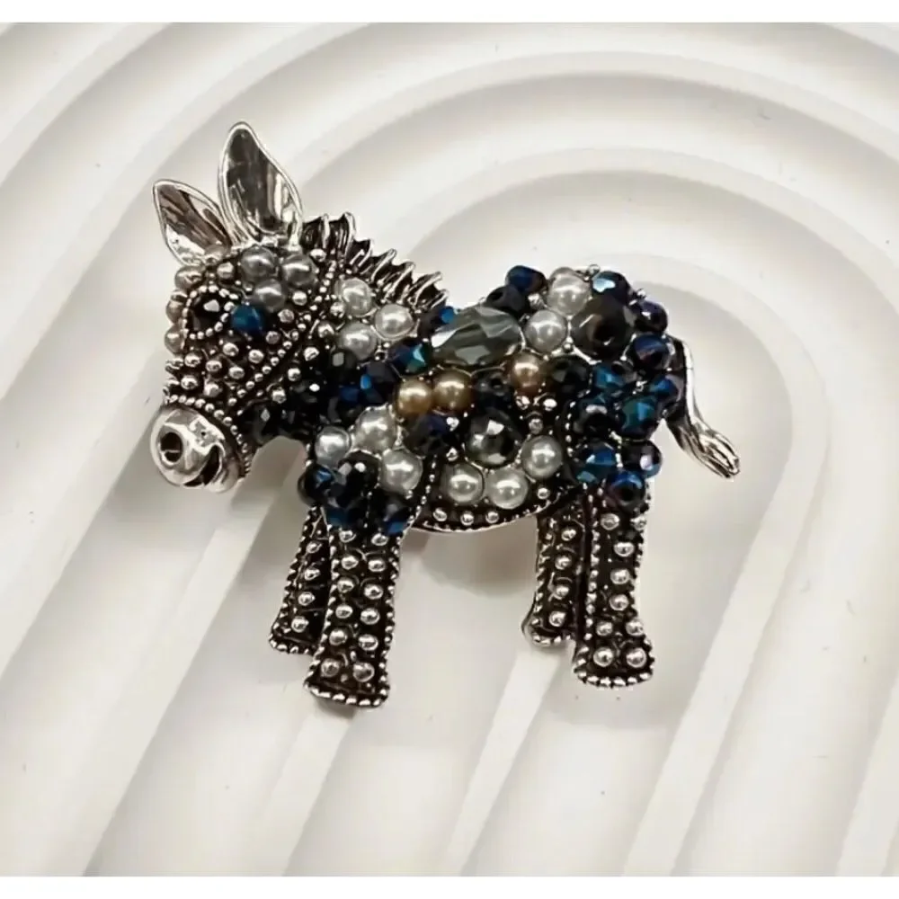 🩶 Betsey Johnson sparkling sweet donkey brooch 🩶
